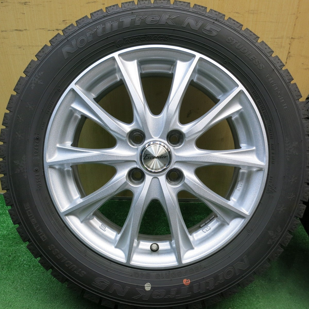 バリ溝！24年！キレイ！9.5分以上★スタッドレス 185/60R15 オートバックス ノーストレック N5 Exceeder エクシーダー 15インチ PCD100/4H★5070603HAス