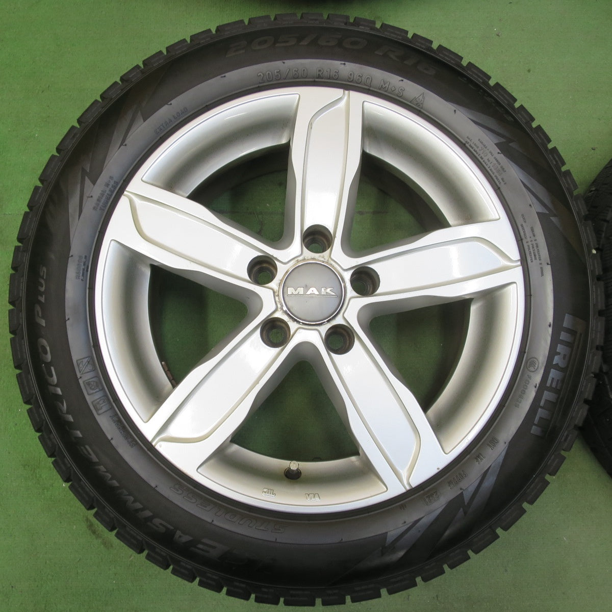 バリ溝！21年！9分★アウディ A4 等 MAK STADT 205/60R16 スタッドレス ピレリ アイスアシンメトリコ プラス シュタッド 16インチ PCD112/5H★5112205イス