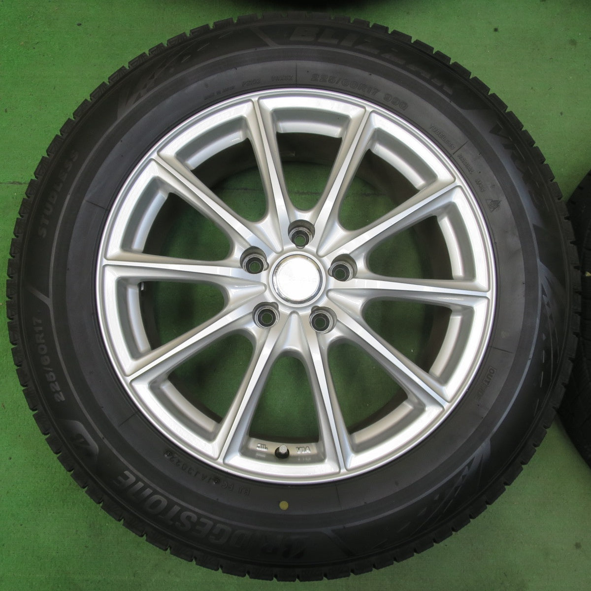 バリ溝！22年！キレイ！9.5分★スタッドレス 225/60R17 ブリヂストン ブリザック VRX3 ECO FORME エコフォルム 17インチ PCD114.3/5H★5060502イス