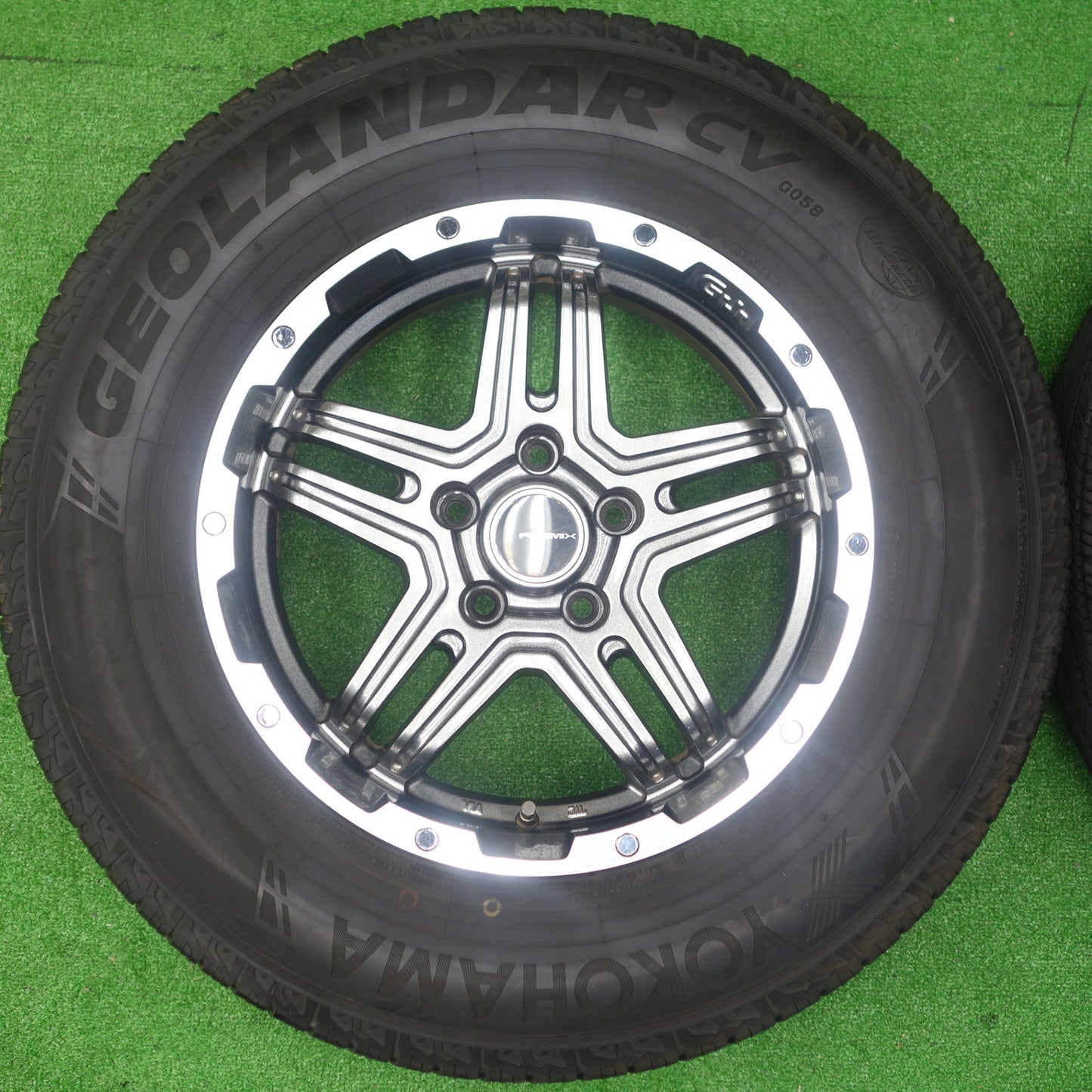 バリ溝！23年！キレイ！8.5分★PREMIX GRAVAS-JⅡ G-Jr 235/70R16 ヨコハマ ジオランダー CV G058 16インチ プレミックス グラバス J2 PCD114.3/5H★5122103KTノ
