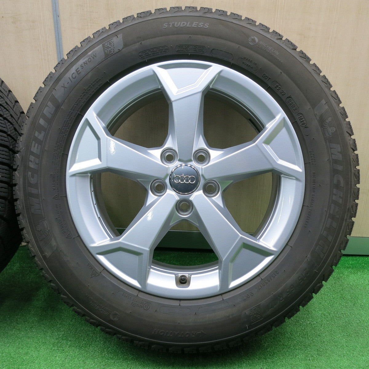 [送料無料] バリ溝！20年！キレイ！9分★アウディ Q3 純正 215/65R17 スタッドレス ミシュラン X-ICE SNOW 17インチ PCD112/5H★4100106NJス