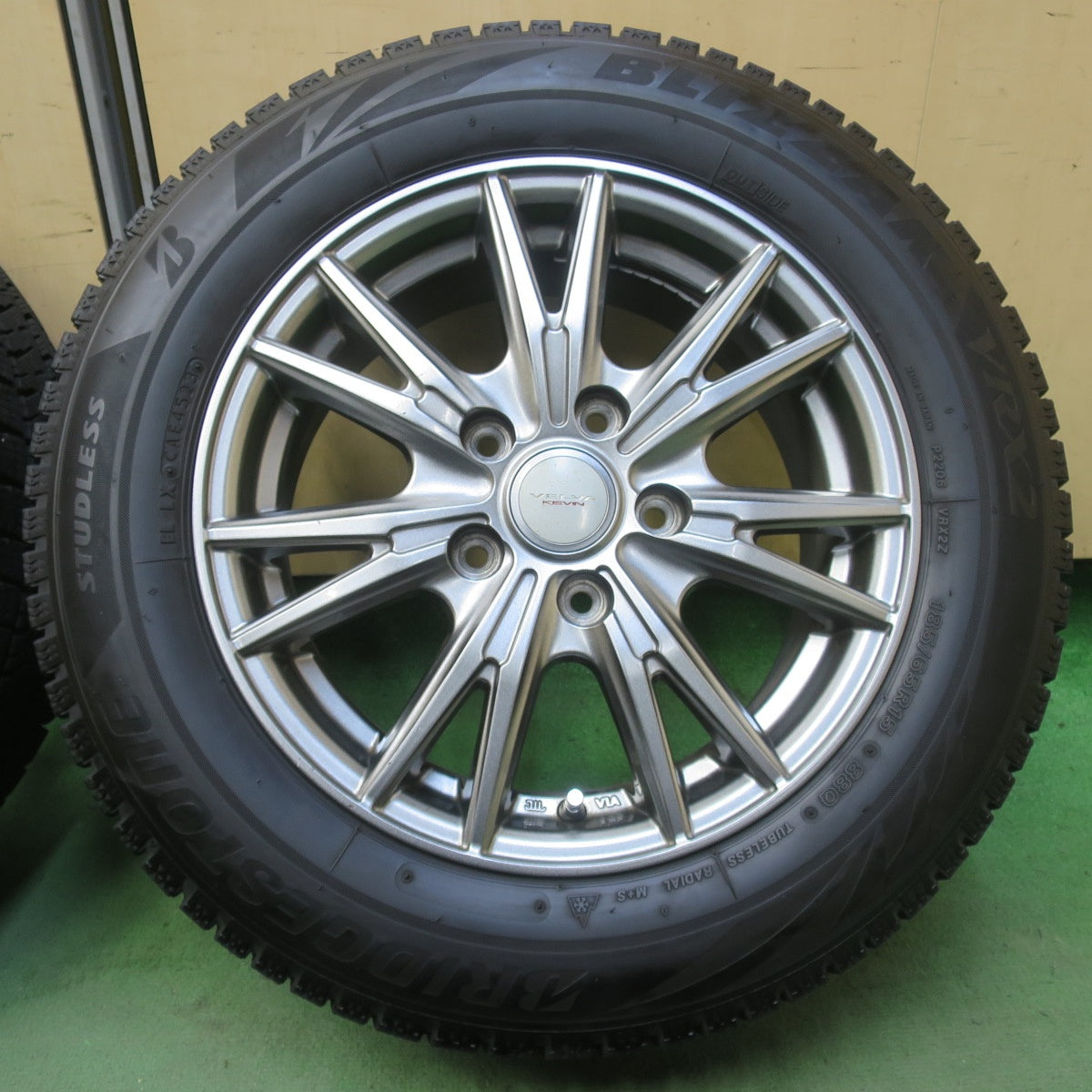 バリ溝！23年！8.5分◎スタッドレス 185/65R15 ブリヂストン ブリザック VRX2 VELVA KEVIN ヴェルヴァ ケヴィン 15インチ PCD114.3/5H◎6101308イス