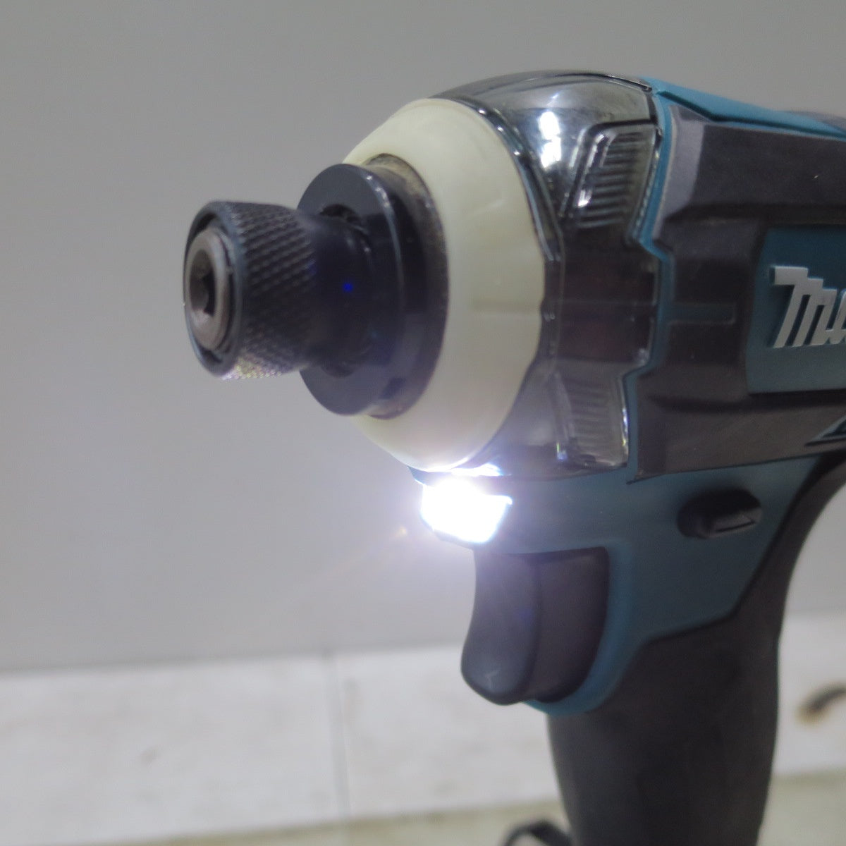 [送料無料] 美品！バッテリー2個付き◆マキタ 充電式 インパクト ドライバ TD149D 充電器 電動 工具 18V makita◆