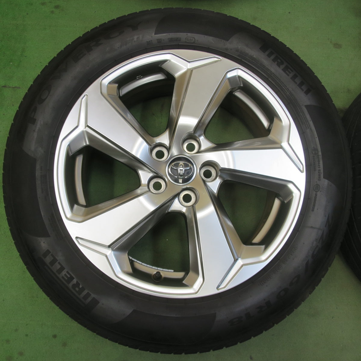 キレイ！24年★トヨタ RAV4 Gグレード 純正 225/60R18 ピレリ POWERGY TM パワジー 18インチ PCD114.3/5H★6032508イノ