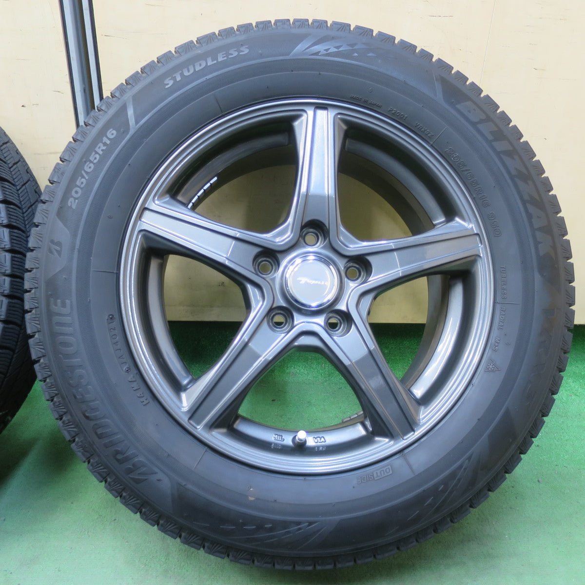 バリ溝！キレイ！9.5分★スタッドレス 205/65R16 ブリヂストン ブリザック VRX3 TOPRUN トップラン 16インチ PCD114.3/5H★6050803イス