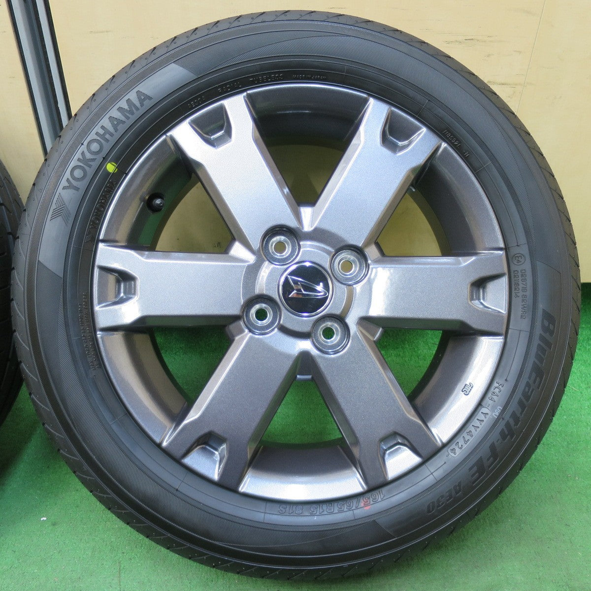 [送料無料] 新車外し！24年★ダイハツ タフト 純正 165/65R15 ヨコハマ BluEarth-FE AE30 15インチ ブルーアース PCD100/4H★5021423イノ