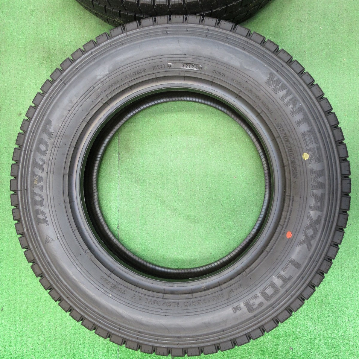 [送料無料] 未使用！23年★トラック バン タイヤ 195/75R15 109/107L スタッドレス ダンロップ ウインターマックス LT03M 15インチ★4092802イスタ
