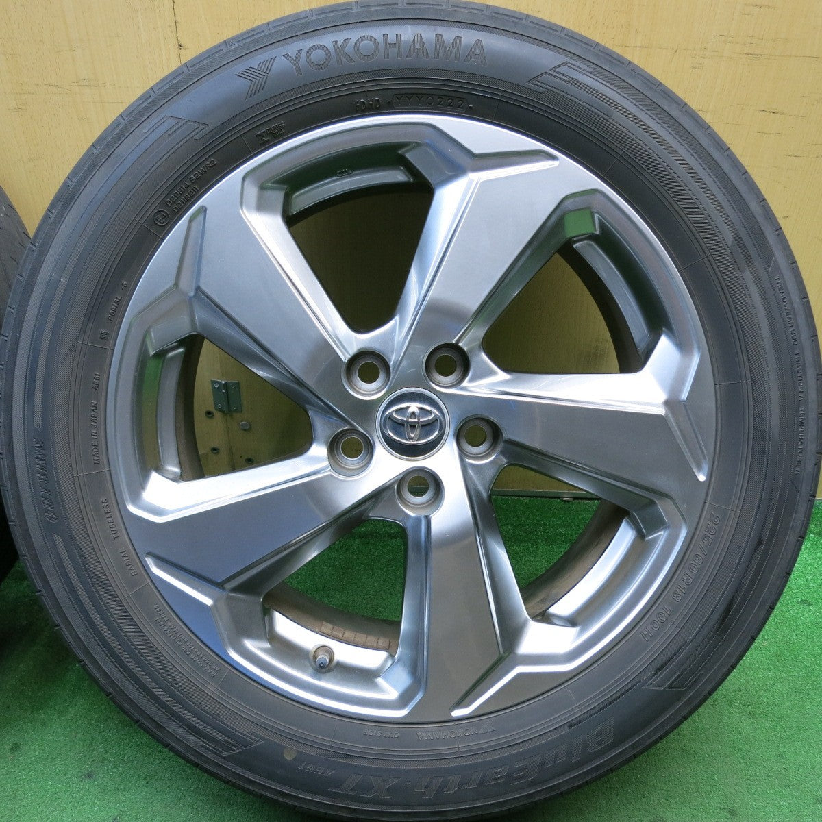 バリ溝！24年！キレイ！9.5分★トヨタ RAV4 G 純正 225/60R18 グッドイヤー EfficientGrip SUV HP01 ヨコハマ BluEarth-XT AE61 18インチ PCD114.3/5H★5052507HAノ
