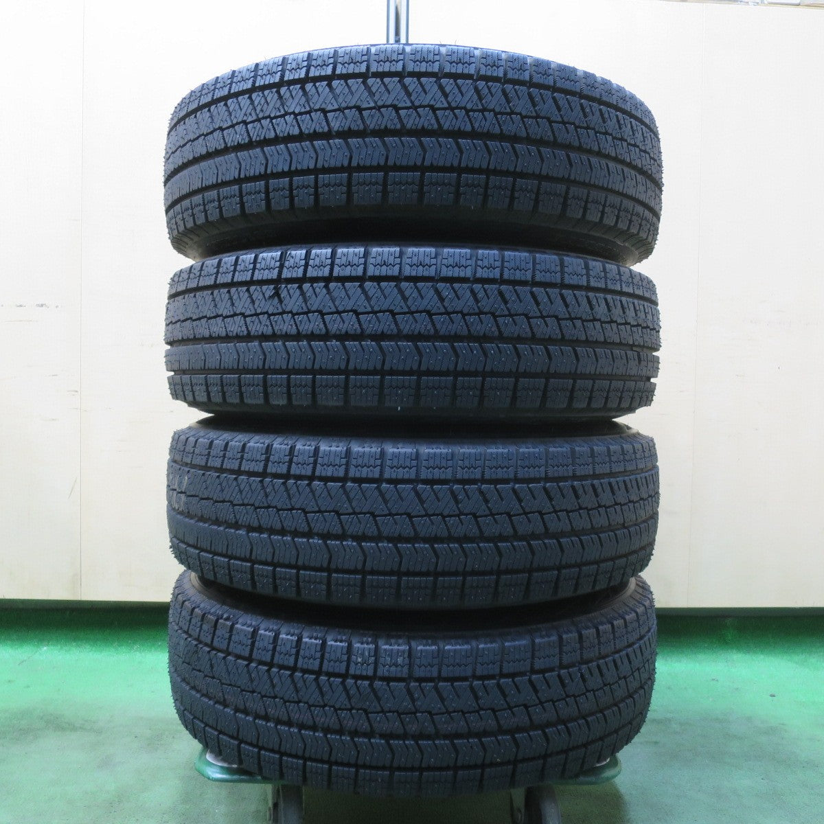 ほぼ未使用！23年★スタッドレス 175/70R14 ブリヂストン ブリザック VRX2 Exceeder エクシーダー 14インチ PCD100/4H★5122304イス