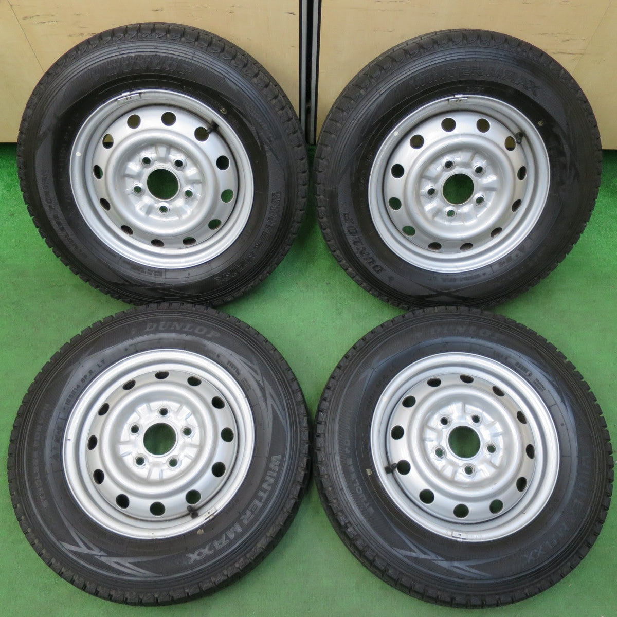 [送料無料] バリ溝！21年！キレイ！9分★スタッドレス 165R14 8PR ダンロップ ウインターマックス SV01 スチール 14インチ PCD114.3/5H★4112803イス