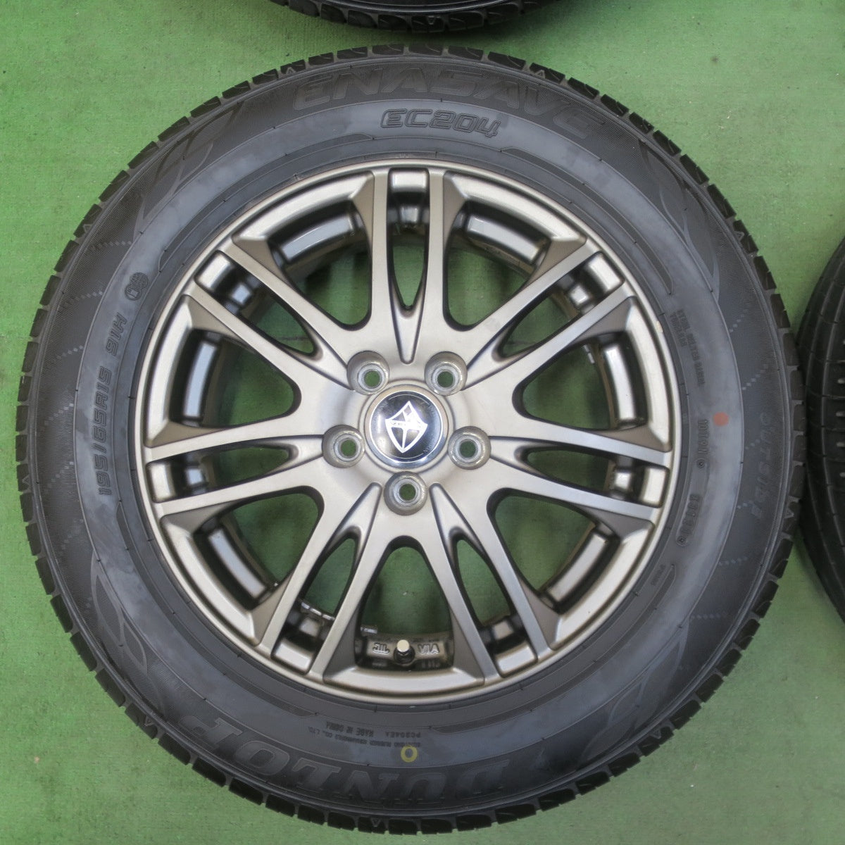 バリ溝！23年！キレイ！9.5分★プリウス 等 195/65R15 ダンロップ エナセーブ EC204 VELVA ヴェルヴァ 15インチ PCD100/5H★5072403TTノ