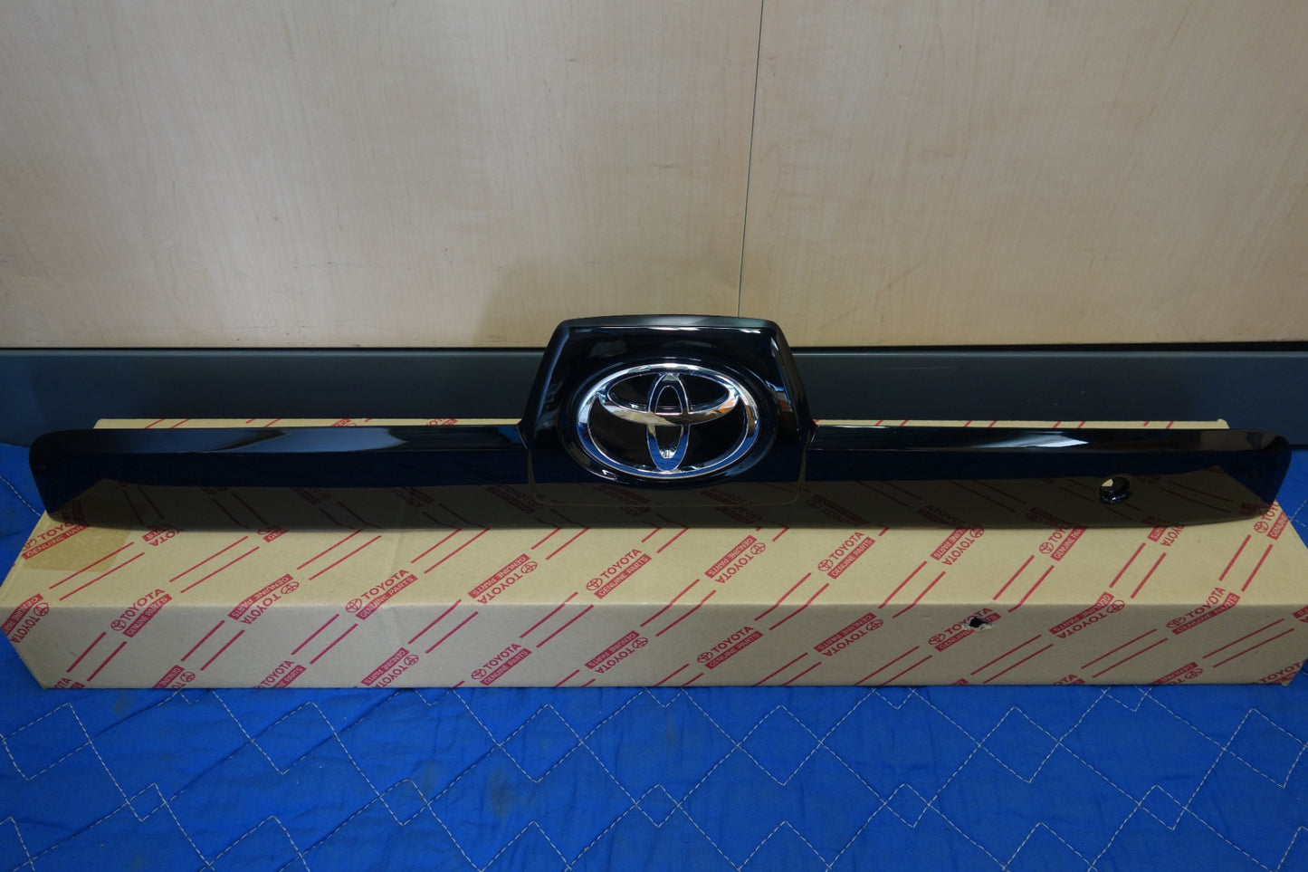 [送料無料] 新車外し☆トヨタ 215系 ハイラックス サーフ 純正 リア ガーニッシュ 08409-35060 ブラック カー パーツ☆