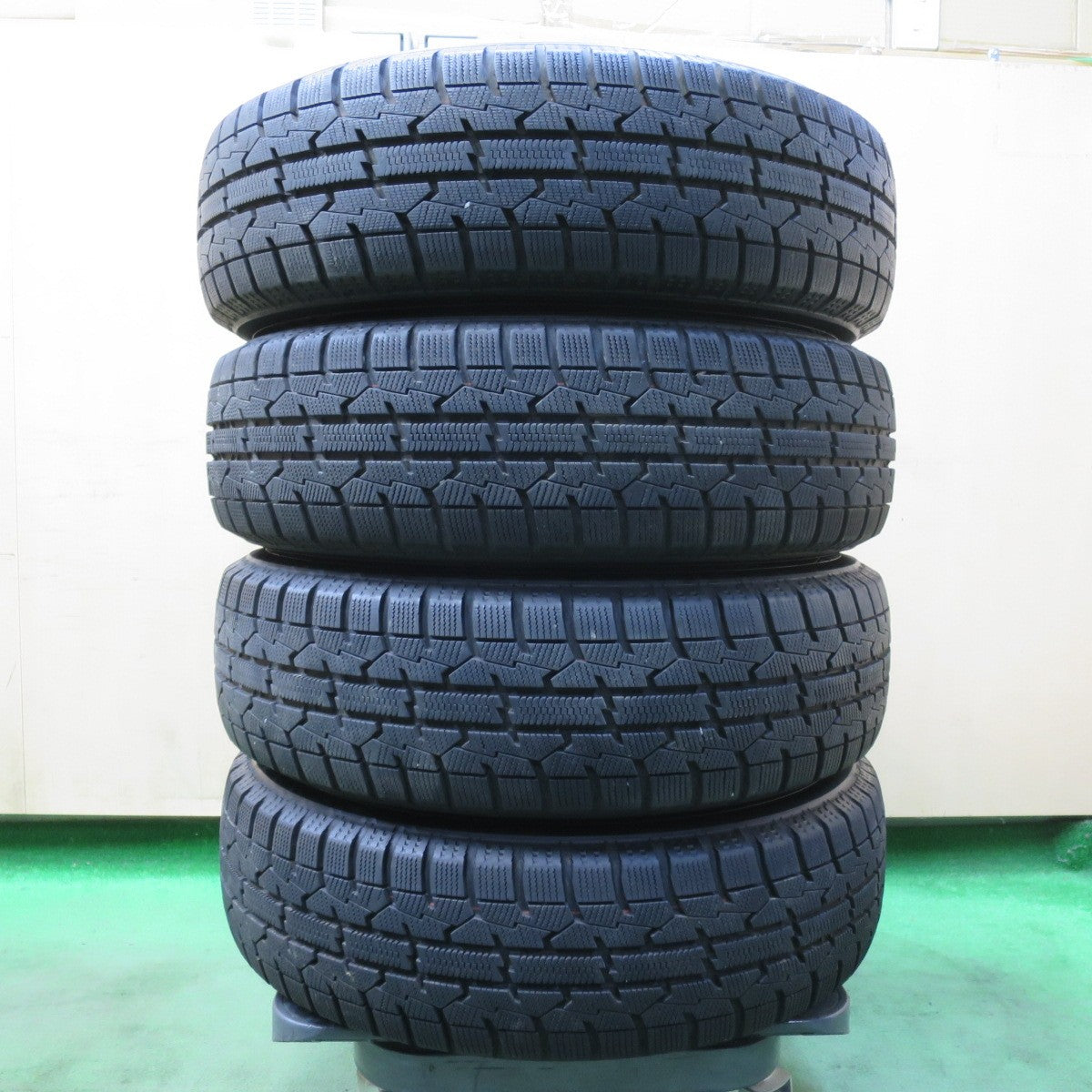 バリ溝！23年！9.5分以上★トヨタ NHP10 アクア 純正 175/65R15 スタッドレス トーヨー オブザーブ ガリット GIZ 15インチ PCD100/4H★5102803イス