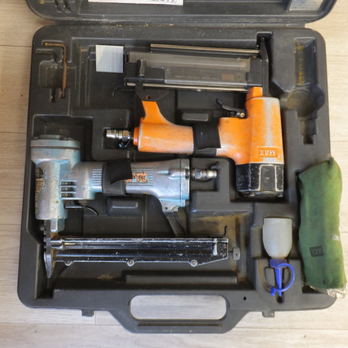 [送料無料] ★マックス MAX エアネイラ 釘打機 スーパーフィニッシュネイラ  TA-35B/SF50M0　日立 HITACHI 25mm カラー釘打機 NT-25A　セット★