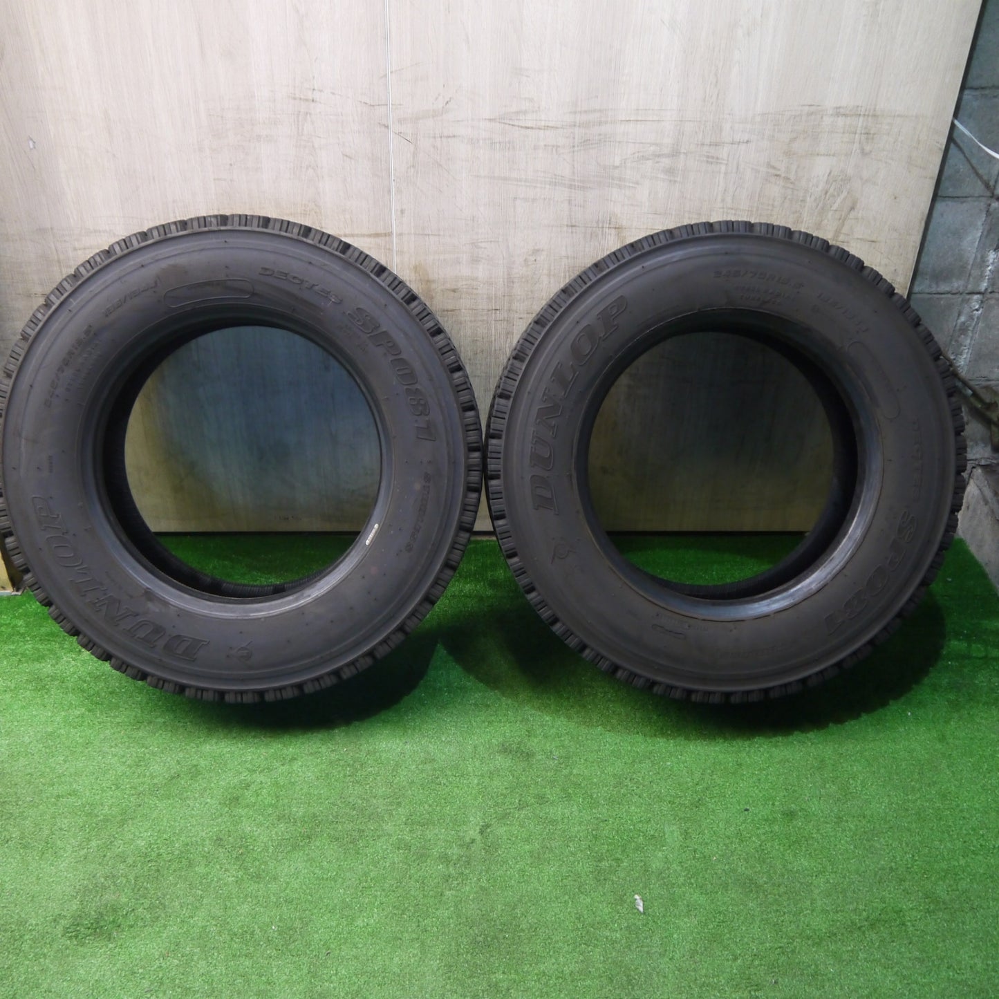 バリ溝！25年！8.5分！2本★トラック タイヤ 245/70R19.5 136/134J スタッドレス ダンロップ デクテス SP081 DECTES 19.5インチ★6052204KKスタ