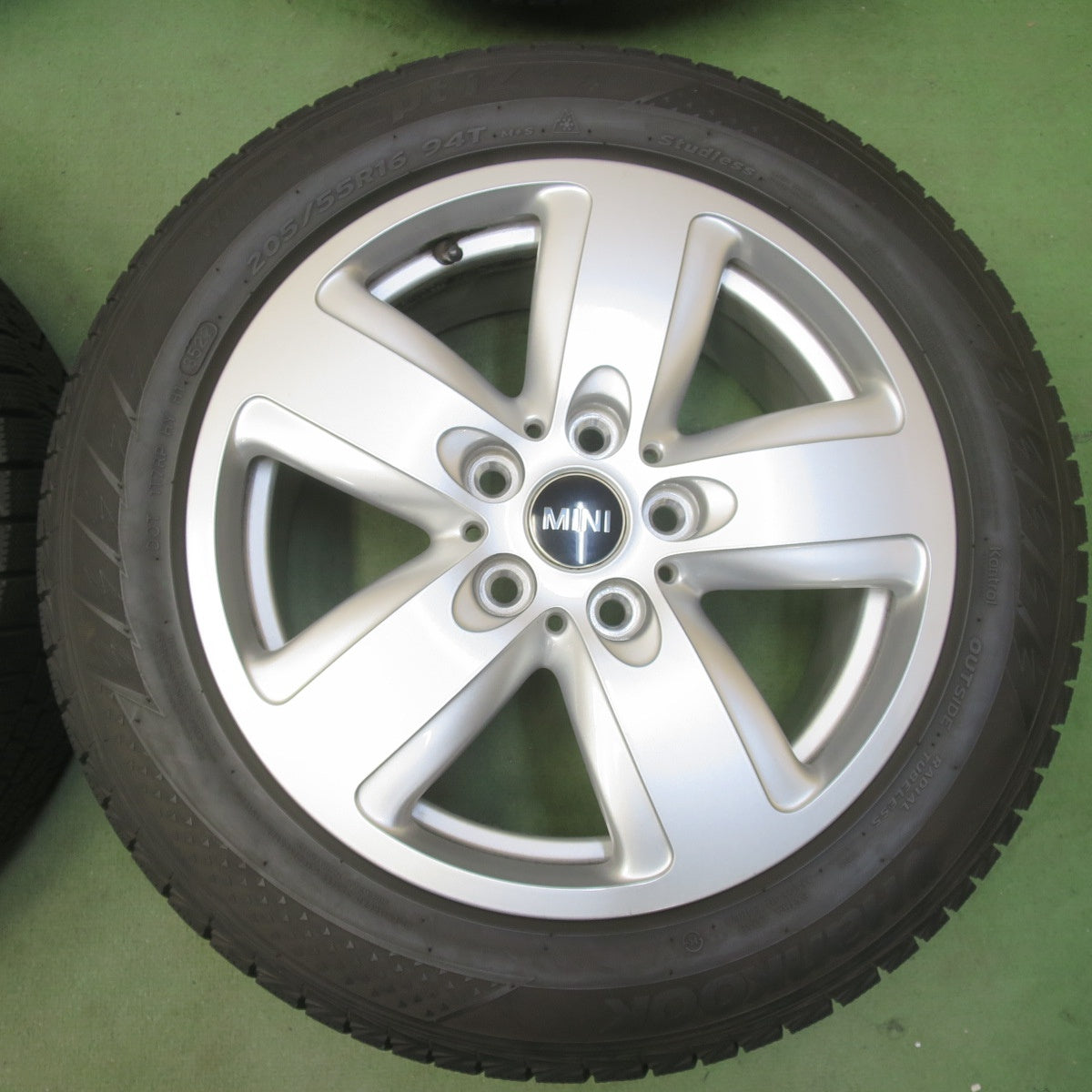 バリ溝！22年！キレイ！9.5分◎BMW MINI F54 クラブマン 純正 205/55R16 スタッドレス ハンコック ウインター アイセプト IZ 2A ミニ 16インチ PCD112/5H◎6100806イス