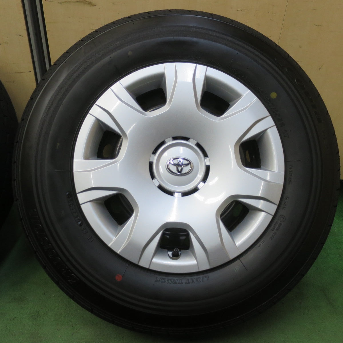 新車外し！26年◎トヨタ 200系 ハイエース 純正 スチール 195/80R15 107/105S ブリヂストン エコピア RD613 15インチ PCD139.7/6H◎6062605イノ