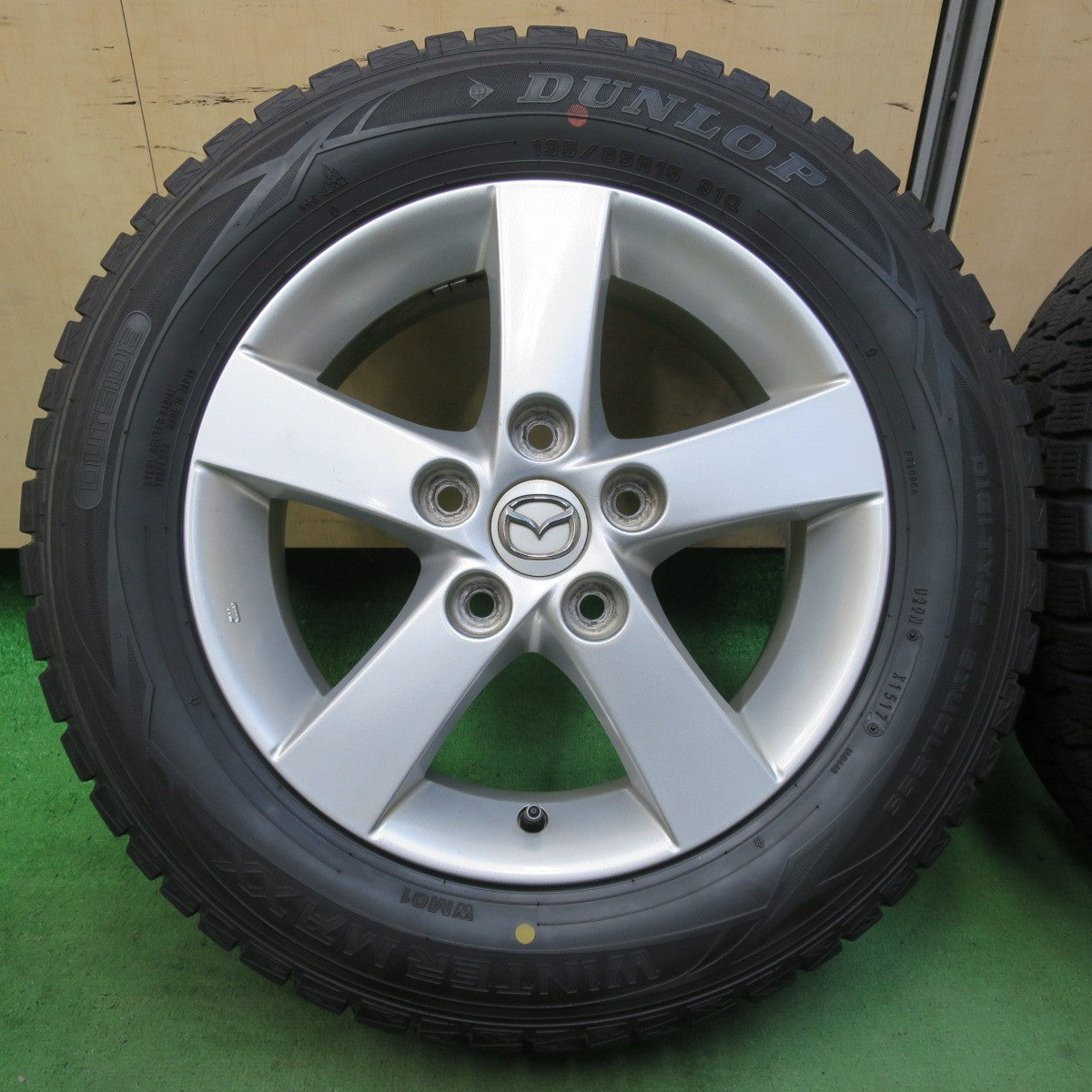 バリ溝！8.5分★マツダ プレマシー 純正 195/65R15 スタッドレス ダンロップ ウインターマックス WM01 15インチ PCD114.3/5H★5071603イス