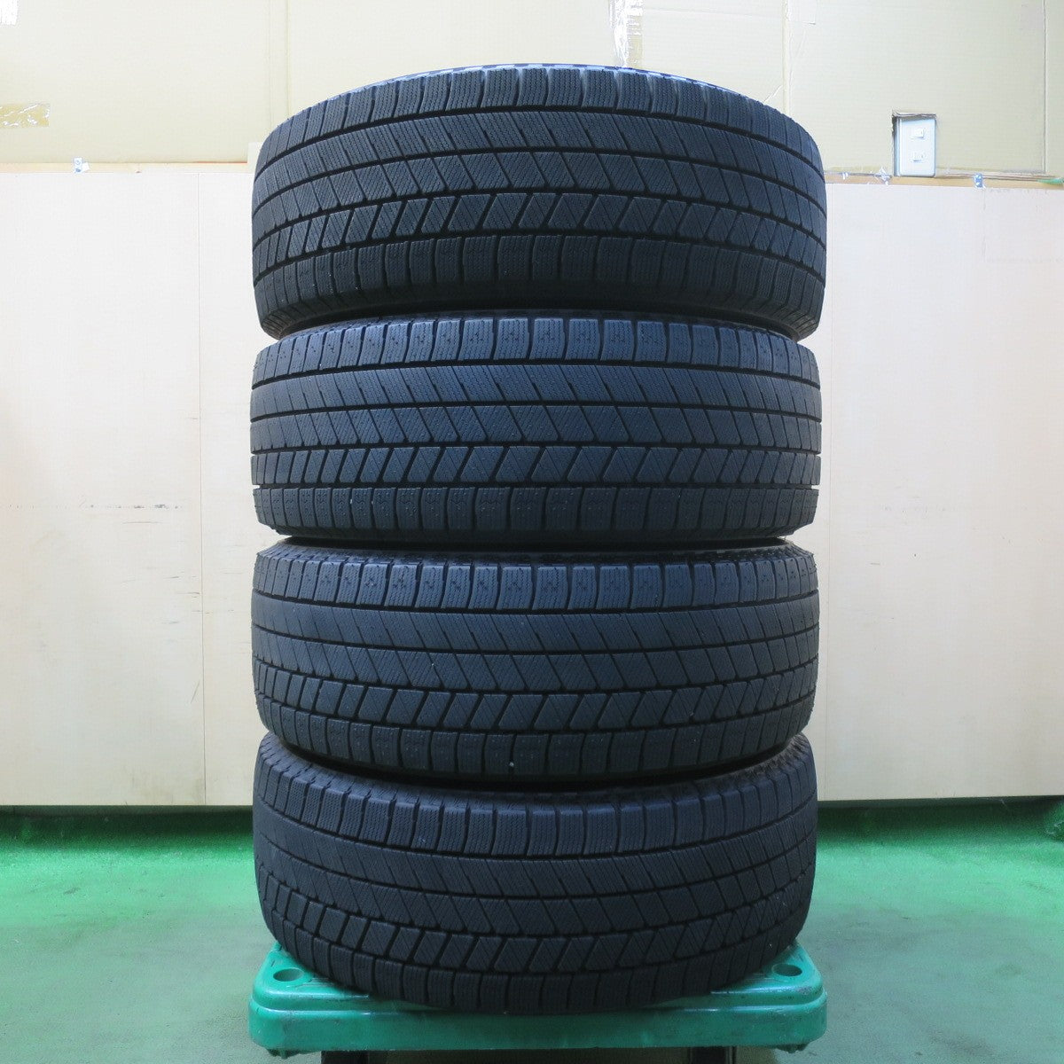 バリ溝！24年！キレイ！ほぼ10分★スタッドレス 215/55R17 ブリヂストン ブリザック VRX3 LF SPORT LF2 LFスポーツ 17インチ PCD114.3/5H★5112206イス