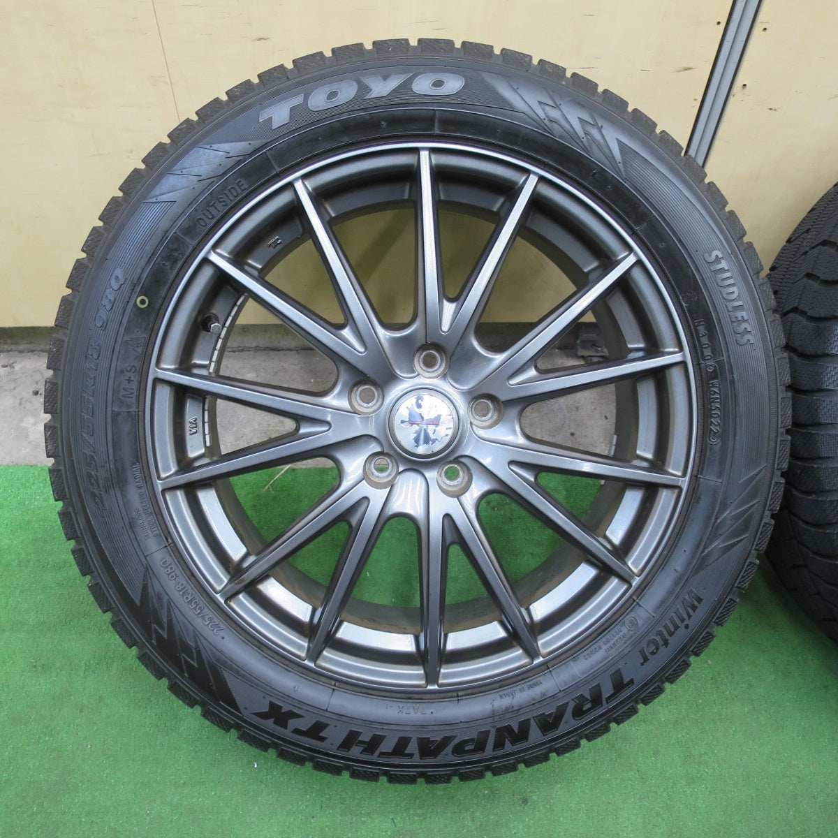 バリ溝！22年！キレイ！9.5分★スタッドレス 225/55R18 トーヨー ウインター トランパス TX VELVA SPORT ヴェルヴァ スポーツ 18インチ PCD114.3/5H★5112504TTス