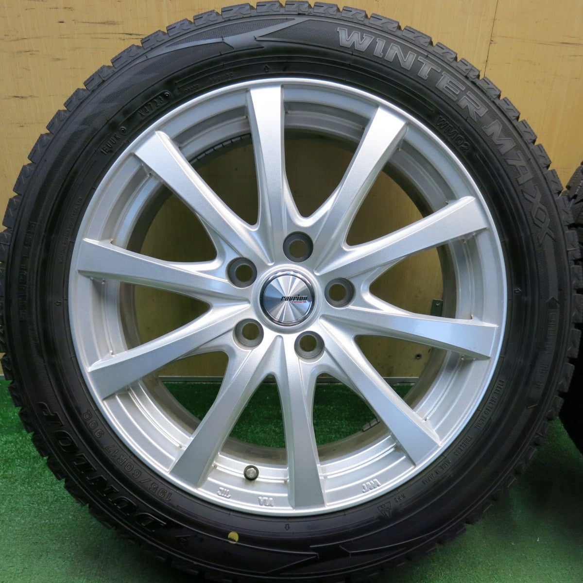 バリ溝！23年！キレイ！9.5分以上◎スタッドレス 195/60R17 ダンロップ ウインターマックス WM02 ravrion RS01 ラブリオン 17インチ PCD114.3/5H◎6070510HAス