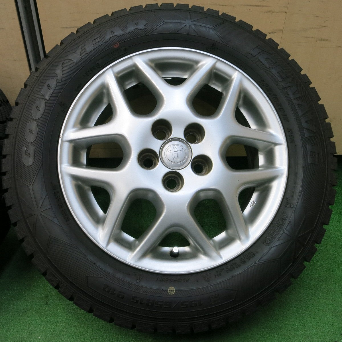 *送料無料* 超バリ溝！ほぼ10分★トヨタ プレミオ 純正 195/65R15 スタッドレス グッドイヤー アイスナビ6 15インチ PCD100/5H★4032706イス