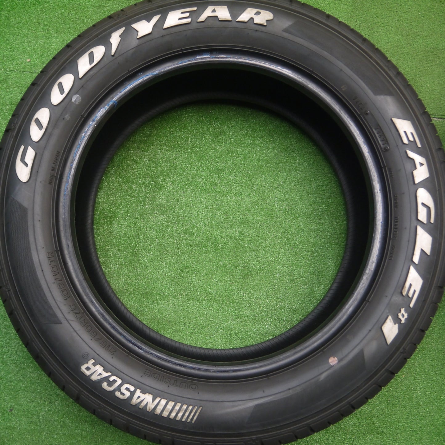 [送料無料] 新車外し！21年★215/60R17C 109/107R グッドイヤー イーグル #1 ナスカー ホワイトレター 17インチ ハイエース キャラバン等★4111503Hノタ