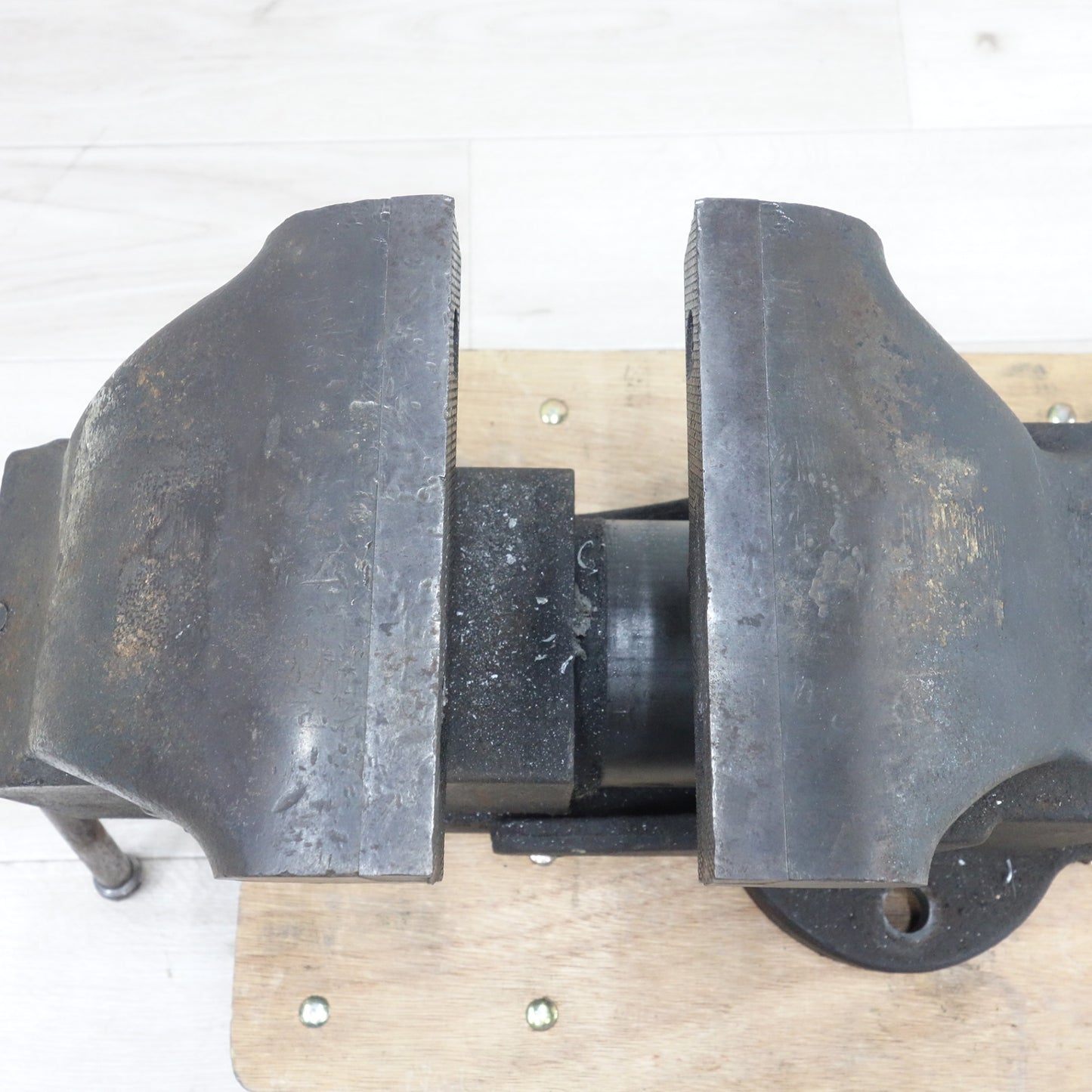 [送料無料] ◆ナベヤ 卓上 万力 150 型式 不明 ベンチ バイス 締め付け 固定 工具 道具①◆