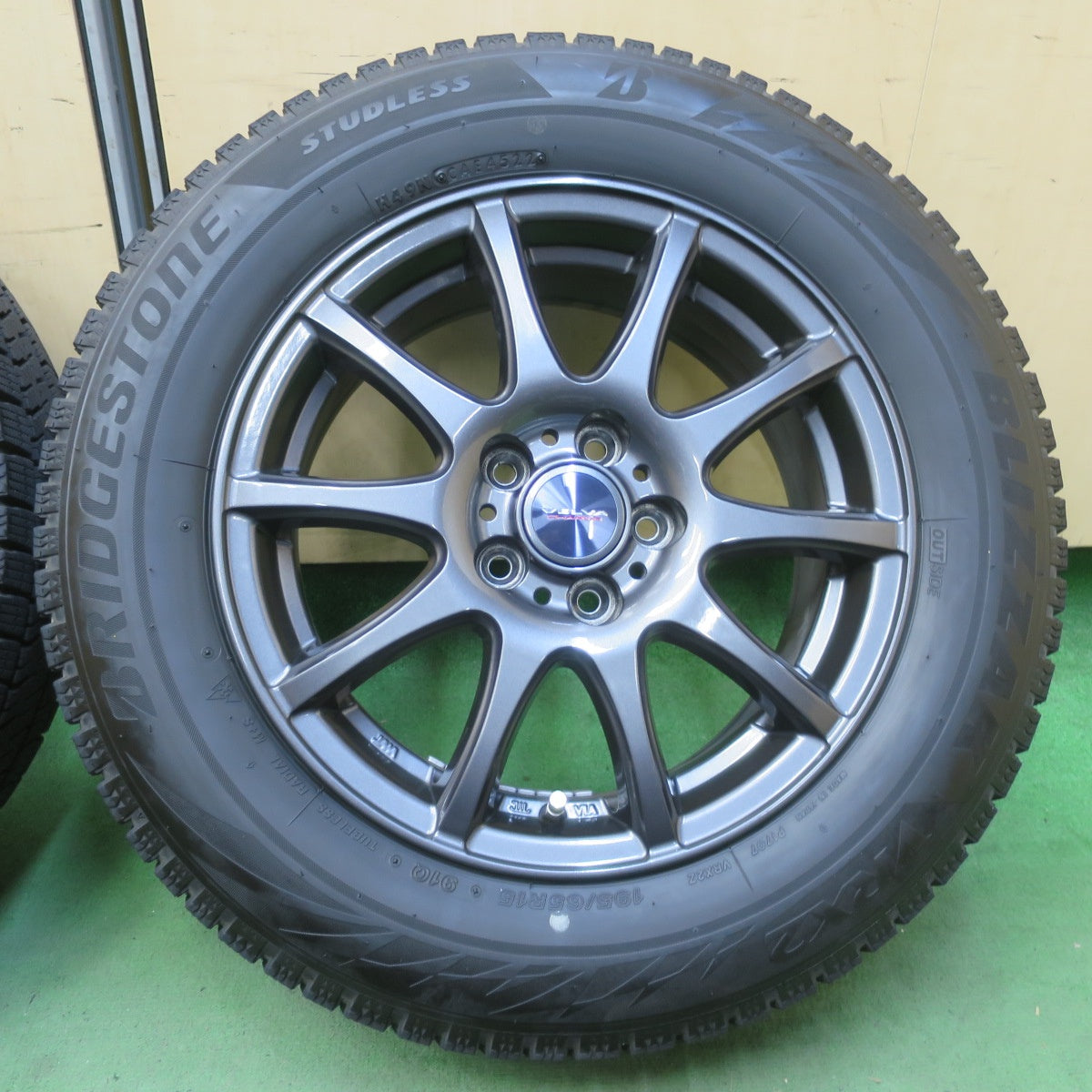 バリ溝！22年！キレイ！9分★プリウス 等 195/65R15 スタッドレス ブリヂストン ブリザック VRX2 VELVA CHARGE ヴェルヴァ 15インチ PCD100/5H★6041503イス