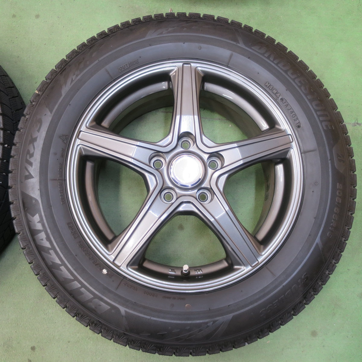 バリ溝！キレイ！9.5分★スタッドレス 205/65R16 ブリヂストン ブリザック VRX3 TOPRUN トップラン 16インチ PCD114.3/5H★6050803イス