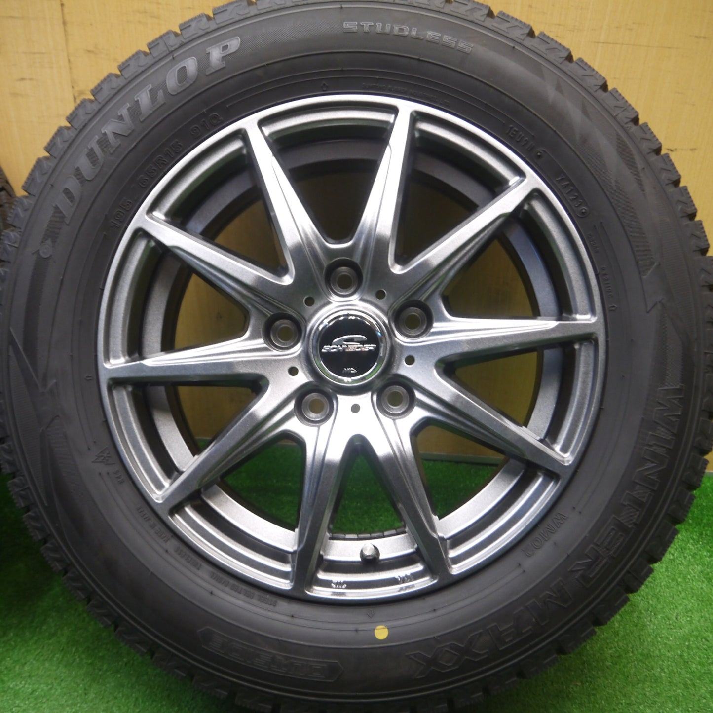 [送料無料] バリ溝！23年！キレイ！9.5分以上★スタッドレス 195/65R15 ダンロップ ウインターマックス WM02 SCHNEIDER MiD シュナイダー 15インチ PCD114.3/5H★4111302Hス