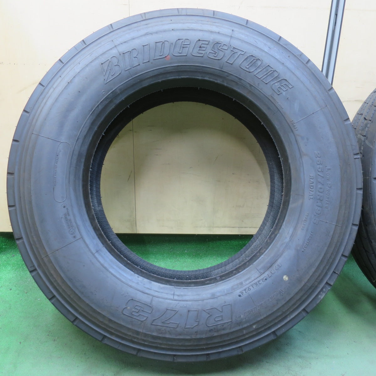 新車外し！24年！2本★トラック タイヤ 265/70R19.5 140/138J ブリヂストン R173 19.5インチ★6053004イノタ