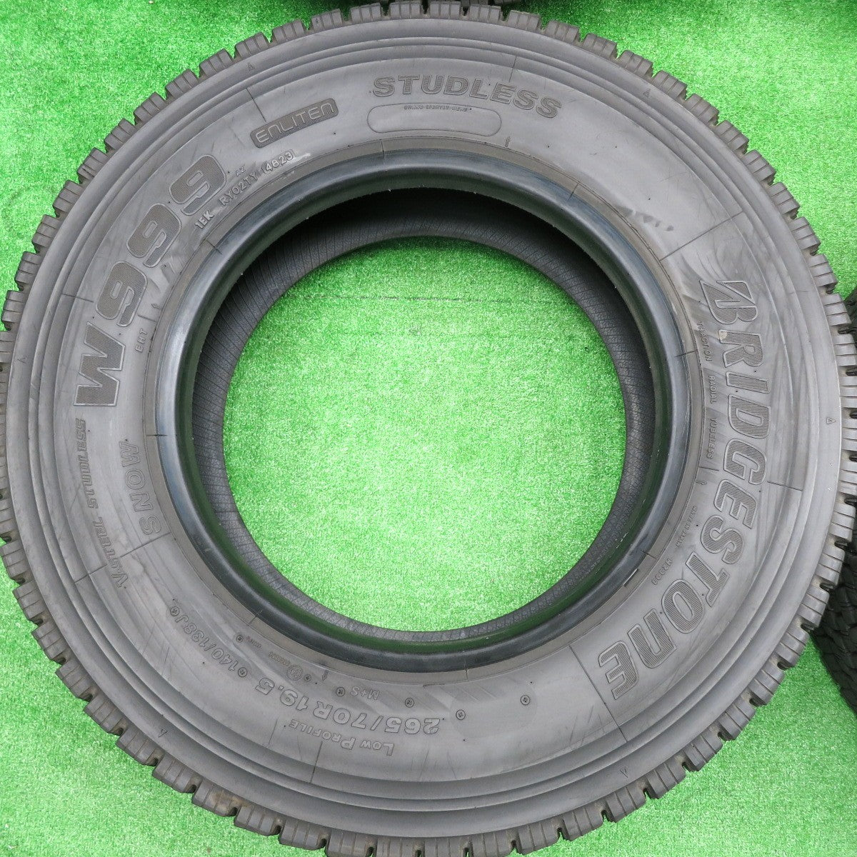 *送料無料* バリ溝！23年！9.5分★トラック タイヤ 265/70R19.5 140/138J スタッドレス ブリヂストン W999 19.5インチ★4080607HAスタ