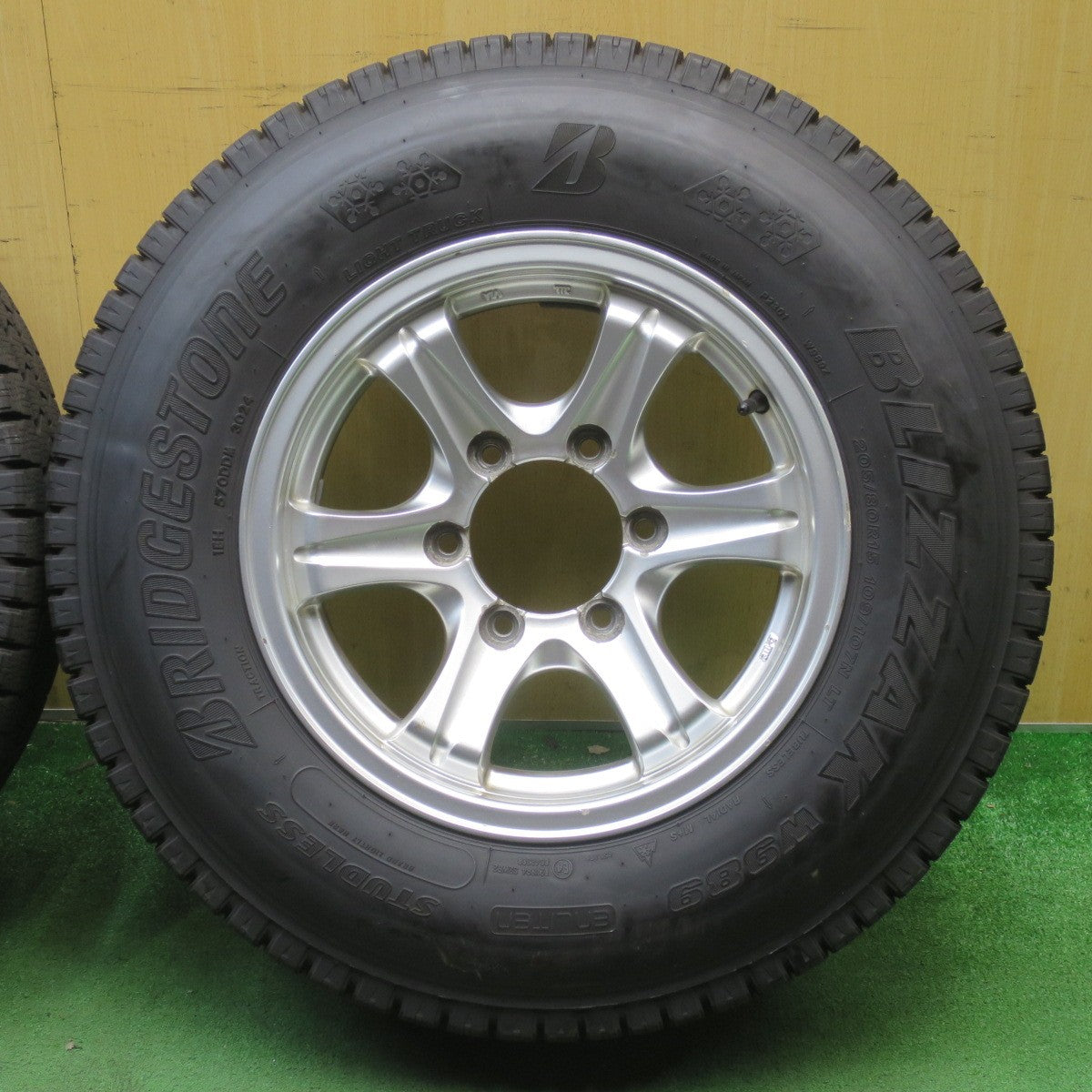 超バリ溝！24年！9.5分以上◎KEELER 205/80R15 109/107N スタッドレス ブリヂストン ブリザック W989 キーラー 15インチ PCD139.7/6H◎6063004NJス