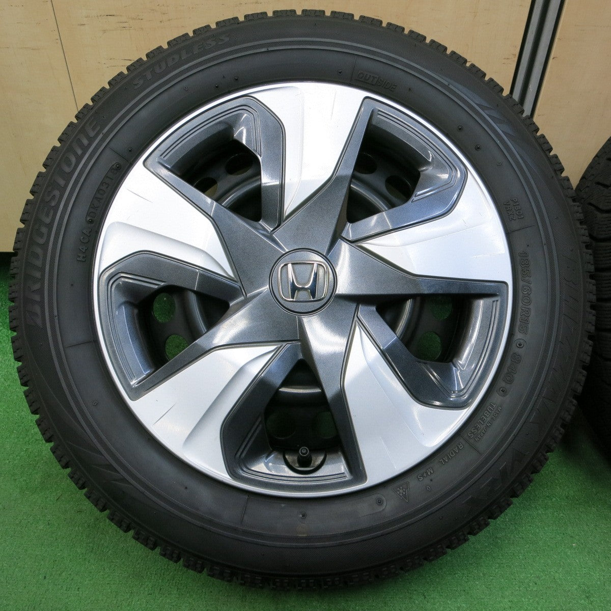 *送料無料* バリ溝！8.5分★ホンダ フィット 純正 スチール 185/60R15 スタッドレス ブリヂストン ブリザック VRX PCD100/4H★4052807イス