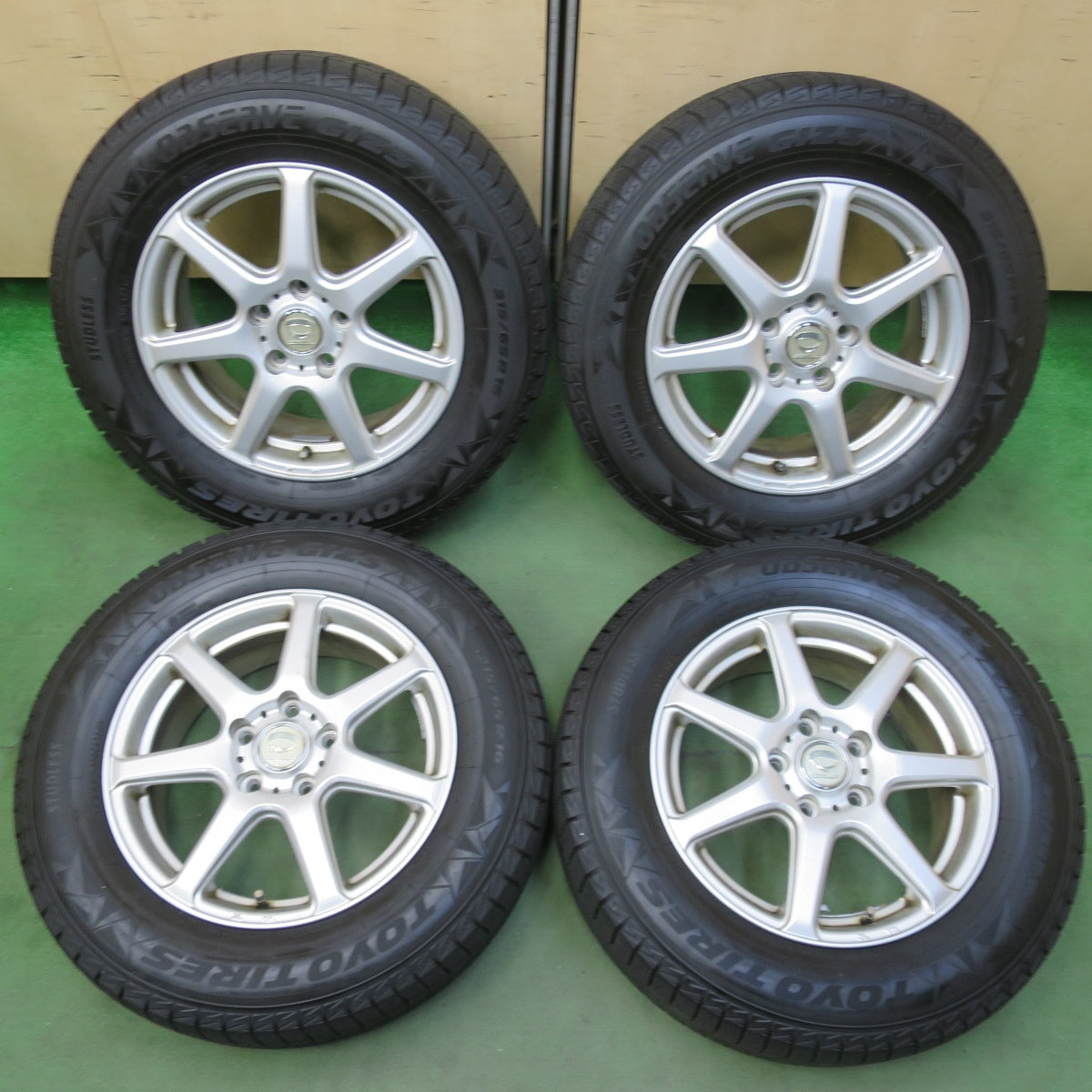 バリ溝！24年！ほぼ10分★スタッドレス 215/65R16 トーヨー オブザーブ GIZ3 PRD V7 ダンロップ製 16インチ PCD114.3/5H★5110713イス