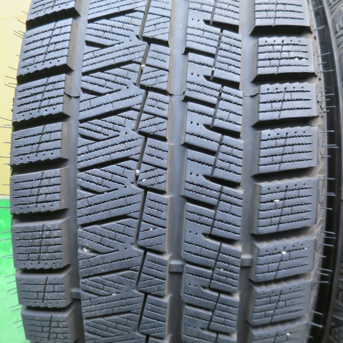 バリ溝！22年！キレイ！9.5分★スタッドレス 215/60R16 カプセン Snowshoes AW33 Exceeder エクシーダー 16インチ PCD114.3/5H★5121804NJス