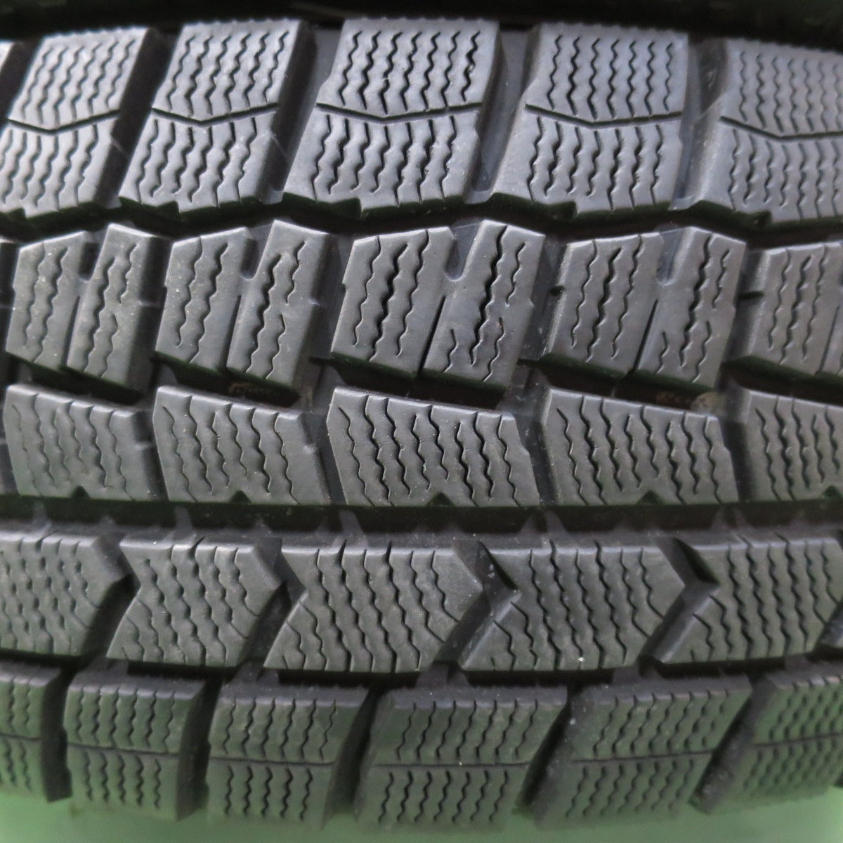 [送料無料] バリ溝！21年！9.5分★スタッドレス 185/65R15 ダンロップ ウインターマックス WM02 15インチ シエンタ ノート アクア フリード ヤリス等★5012404イスタ