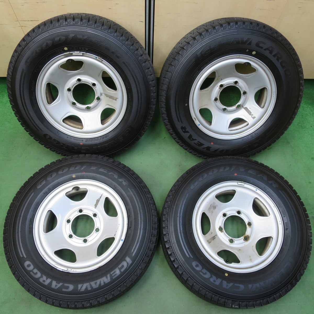 バリ溝！23年！9.5分以上★ハイエース 等 195/80R15 107/105L スタッドレス グッドイヤー アイスナビ カーゴ TOPY スチール 15インチ PCD139.7/6H★5050802イス