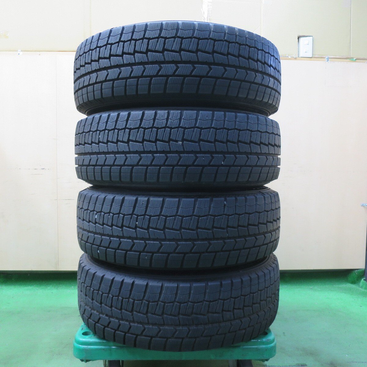 バリ溝！9.5分以上★スタッドレス 205/65R16 ダンロップ ウインターマックス WM02 Treffer トレファー 16インチ PCD114.3/5H★5040705イス