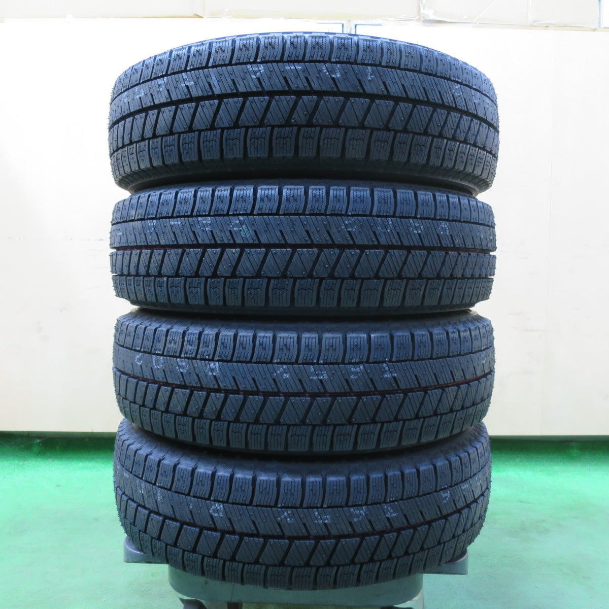 [送料無料] 未使用！24年★スタッドレス 155/65R14 ブリヂストン ブリザック VRX3 BALMINUM バルミナ 14インチ PCD100/4H★4122702イス