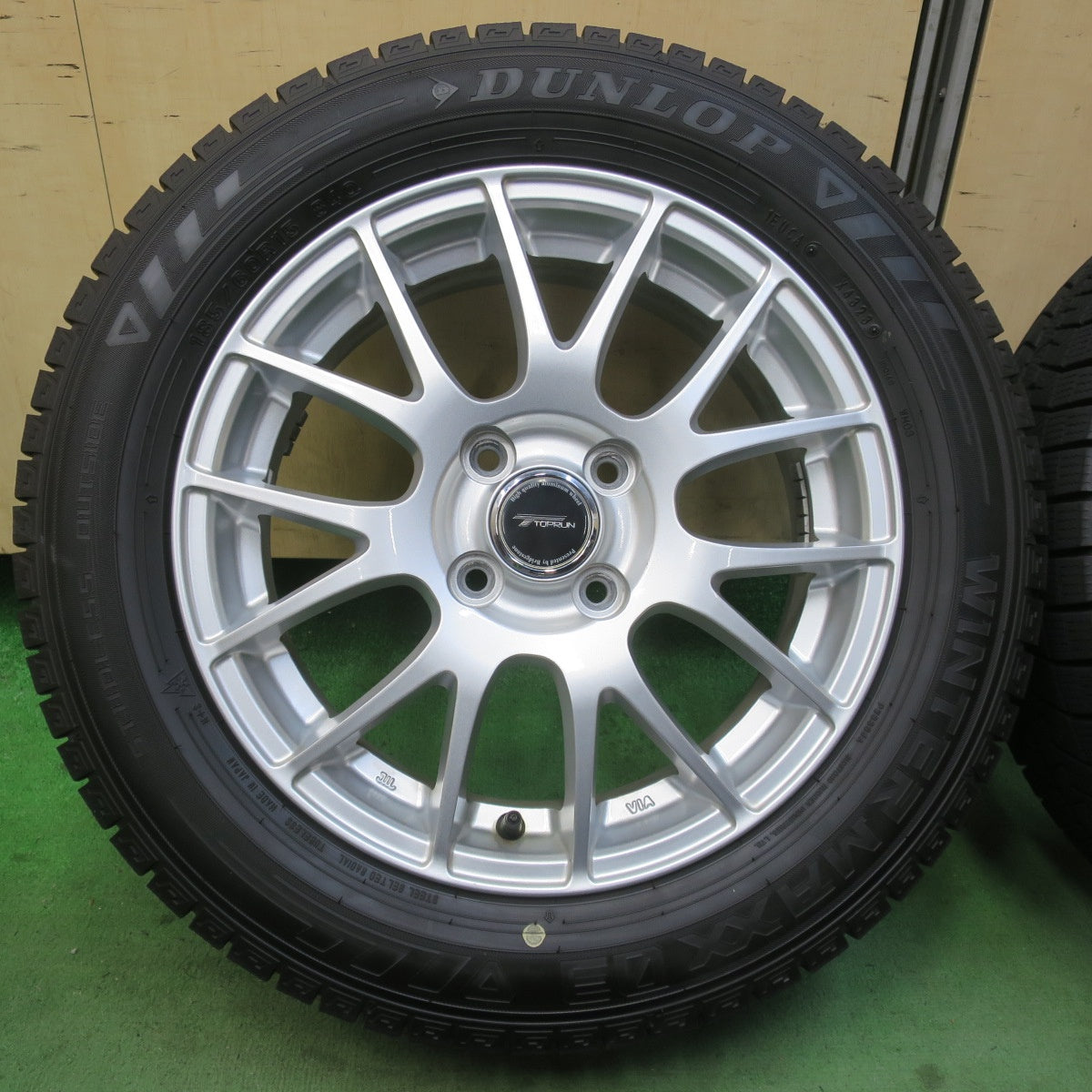バリ溝！23年！キレイ！9.5分★スタッドレス 185/60R15 ダンロップ ウインターマックス03 TOPRUN トップラン 15インチ PCD100/4H★6020503イス