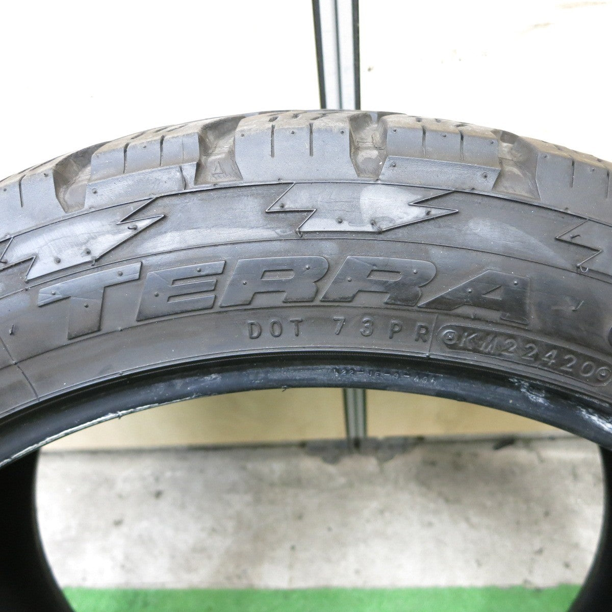 バリ溝！9分！1本★305/40R22 ニットー TERRA GRAPPLER ALL TERRAIN テラ グラップラー オールテレーン 22インチ ランクル 等★5110501ナノタ
