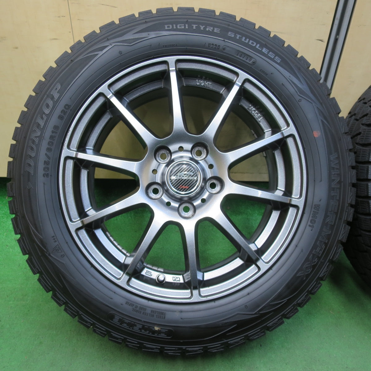 [送料無料] バリ溝！キレイ！9.5分以上★スタッドレス 205/60R16 ダンロップ ウインターマックス WM01 SCHNEIDER シュナイダー 16インチ PCD114.3/5H★4111401イス