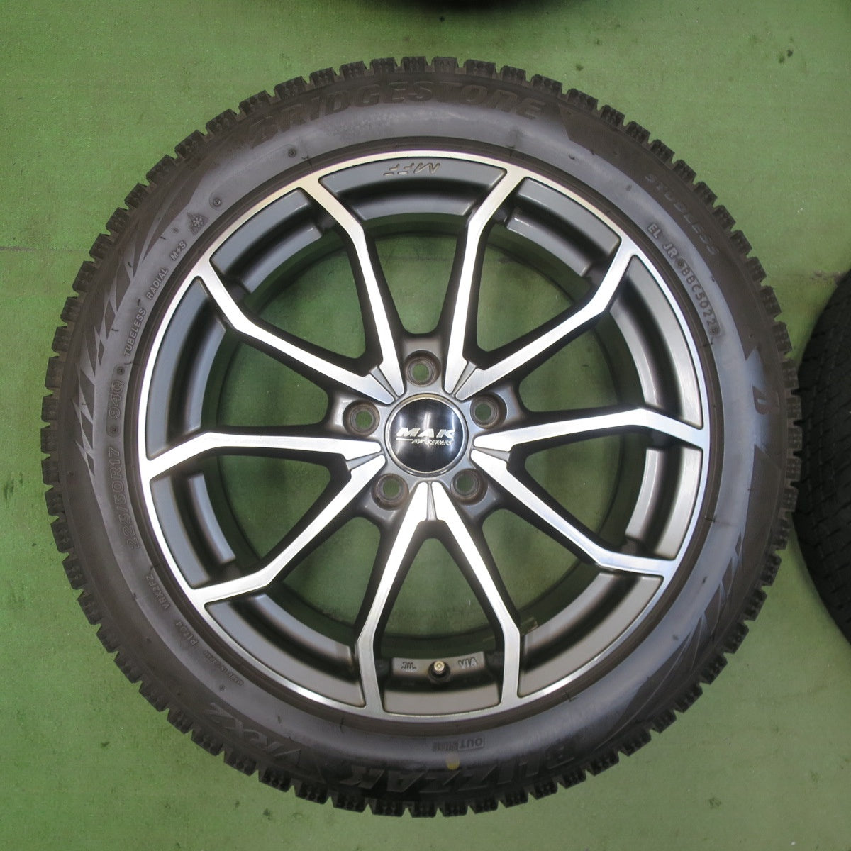 バリ溝！22年！9.5分★アウディ 等 MAK LOWE FF SERIES 225/50R17 スタッドレス ブリヂストン ブリザック VRX2 レーヴェ 17インチ PCD112/5H★5112813TTス