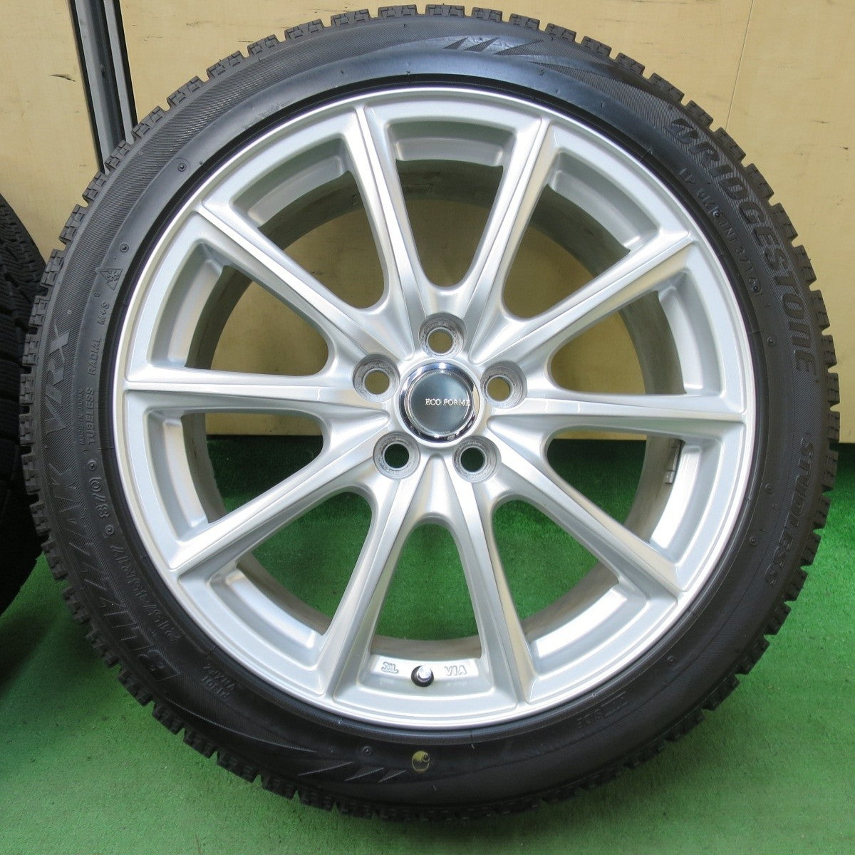 バリ溝！キレイ！9.5分★プリウス 等 215/45R17 スタッドレス ブリヂストン ブリザック VRX ECO FORME エコフォルム 17インチ PCD100/5H★5021707イス