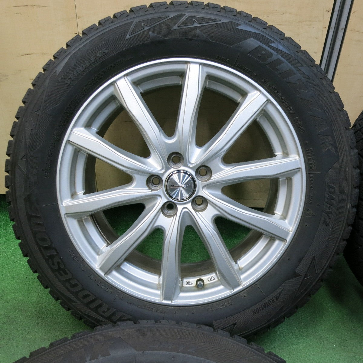 [送料無料] キレイ★スバル XV 等 225/60R17 スタッドレス ブリヂストン ブリザック DM-V2 JOKER ジョーカー 17インチ PCD100/5H★4112904SYス