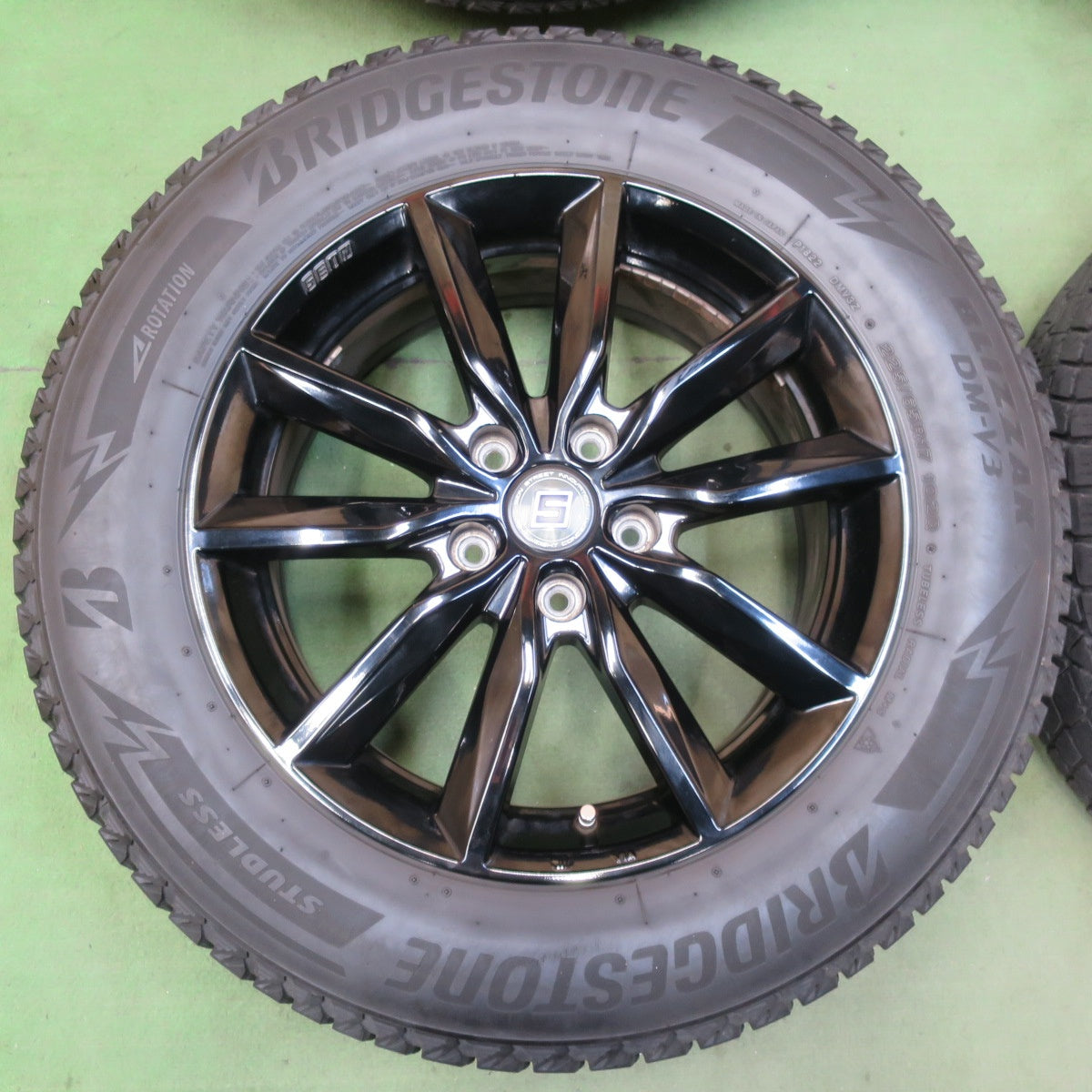 4本価格★スタッドレス 225/65R17 ブリヂストン ブリザック DM-V3 SEIN ザイン 17インチ PCD114.3/5H★5112203イス