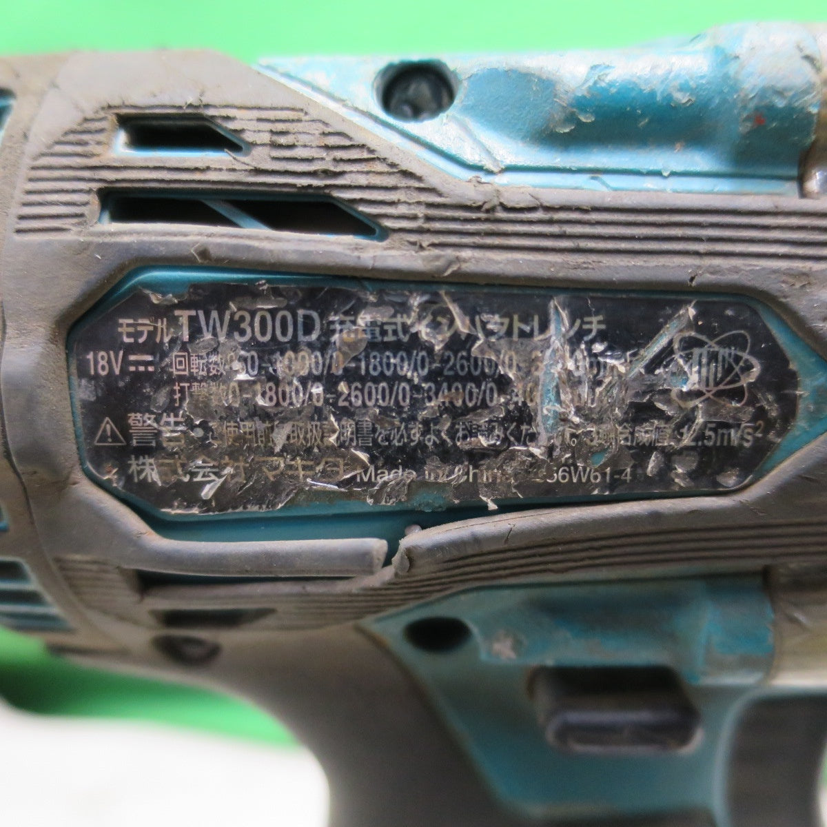 [送料無料] ☆マキタ 充電式 インパクト レンチ 18V TW300D 充電器 バッテリー ケース 付き 電動 工具☆