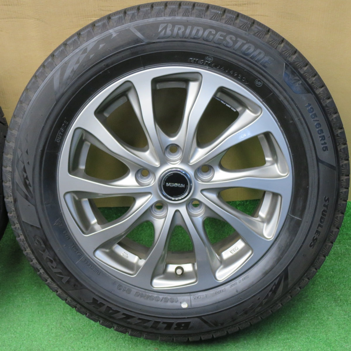 バリ溝！23年！キレイ！9.5分★スタッドレス 195/65R15 ブリヂストン ブリザック VRX3 BALMINUM TR10 バルミナ 15インチ PCD114.3/5H★6040306NKス